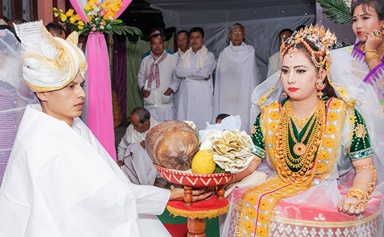 Manipuri Bride in traditional dress Potloi and crown - kok | African  traditional wedding dress, Indian bride, Traditional wedding dresses