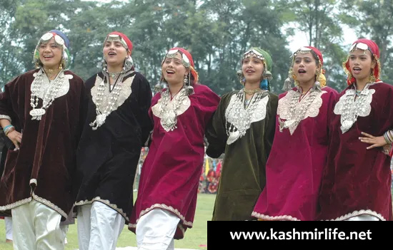 Rauf Dance | Traditional folk dance of Kashmir - YouTube